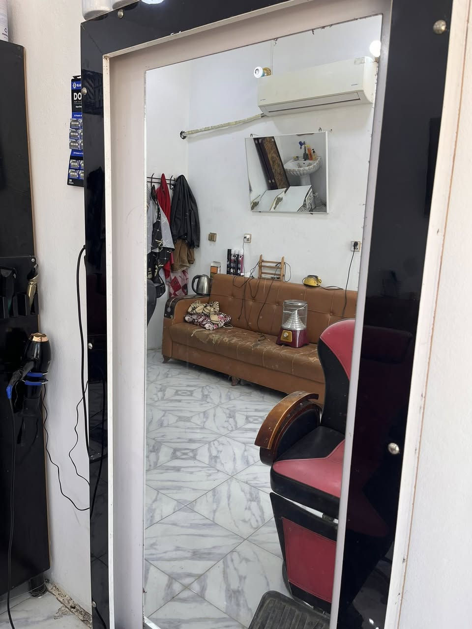 غراض حلاقه للبيع      كرسي عدد 2.     مرايات عدد 2 و فاترينا 
 مكان حله ابي غرق  *********** - ***********
