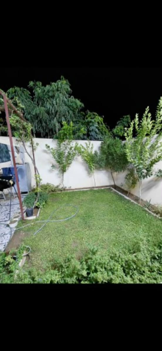 دار للبيع نوع زراعي  مساحه210م الدار ركن طبق ونص يحتوي على غرفتين هول استقبال  ومطبخ حار  وبارد كبير وكراج وحديقة بناء درجى أولى 2025 العنوان حي امام احمد قرب مدرسة الاماني للاستفسار والطلب يرجى التواصل على الرقم او مراجعة مكتب ***********
***********
