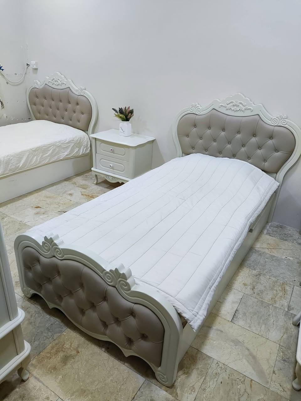 السلام عليكم.. غرفة نوم للبيع تركي زان أصلي مودرن شحن خاص من تركيا كنتور ٤ أبواب سرير عدد ٢ مخزني عريض ميز تواليت وملحقاته غرفة نظيفة جداً استخدام قليل من شركة القند (السعر مليون) وصل الشراء من الشركة ٢ مليون و٣٠٠ سبب البيع تحويل الى مكان أخر مكاني بغداد للأتصال (*********** ) والسلام عليكم ورحمة الله وبركاته.
