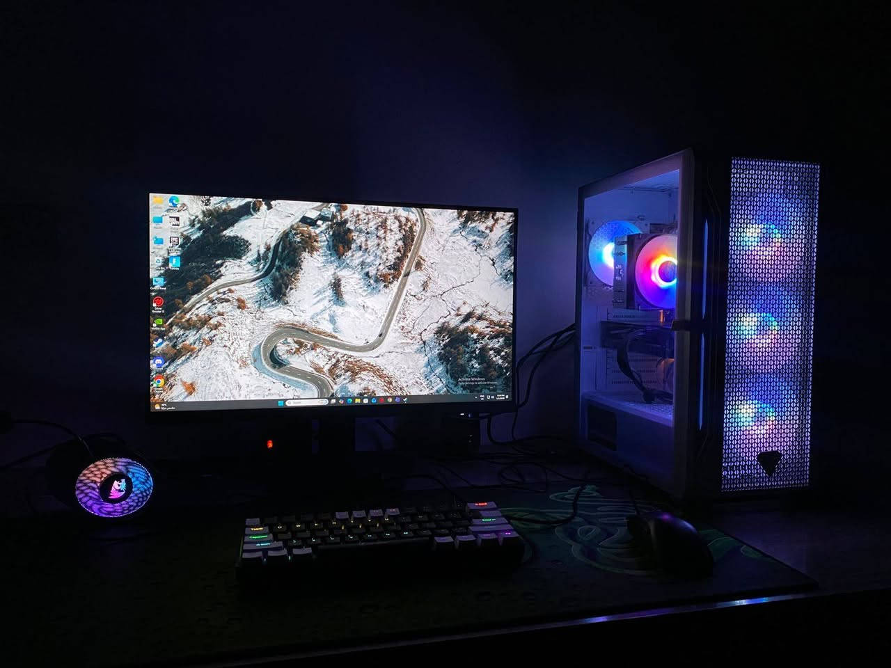 Pc للبيع جديده كلش اسعمال اقل الشهر 
المعالج: Ryzen 7 5700X 

اللوحة الأم: ASUS B450-A II 

المبرد: DeepCool AG 400

الرامات: 32GB 3200MHz RGB 

بطاقة الرسومات: ASUS RTX 4060 

التخزين: NVMe 1TB

مزود الطاقة: 650W 80+
مع شاشه msi165h24
ماوس +ماوس باد+سماعه +كيبورد 
السعر 1500 وبيهة مجال 
العنوان بغداد حي اور ***********
توصيل ماعندي
