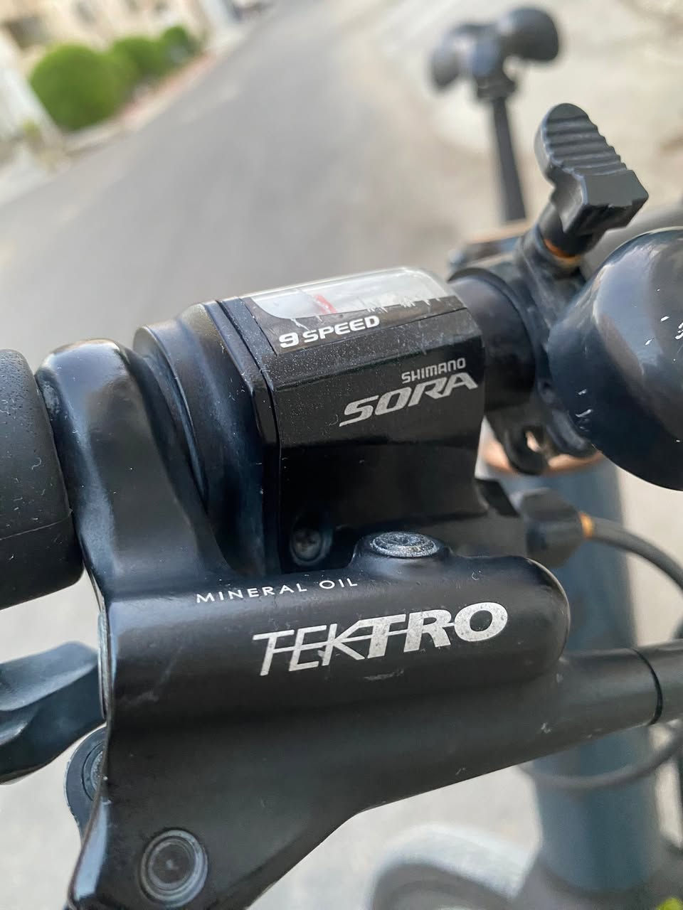 بايك ماركة "Specialized " الأمريكية العالمية
( توب3 عالمياً)

موديل Sirrus Elite/Sport
من اصدارات 2018-2020 كاليفورنيا

هايبرد 

السعر 520الف

الشاصي (الفريم): 
ألمنيوم نوع خاص A1 Premium Aluminum عالي الكوالتي+ وزن خفيف جداً.

الحجم : لارج ( L ) 

نظام التروس: سستم كامل Shimano Sora احترافي (2 \times 9) يعطيك 9 خلفي/ 2 امامي
18 سرعة حقيقية وسلاسة تامة بالتبديل.
( "شيمانو سورا" هو الاصدار الحديث لشركة شيمانو)

البريكات:  ديسكات هيدروليك (زيت) من شركة "Tektro"، استجابة فورية وقوة كبح ممتازة 

الإطارات: بحجم 700c 

الأسلاك: داخلية (Internal Routing) مدمجة داخل الشاصي .

بغداد 

للتواصل : *********** واتساب
