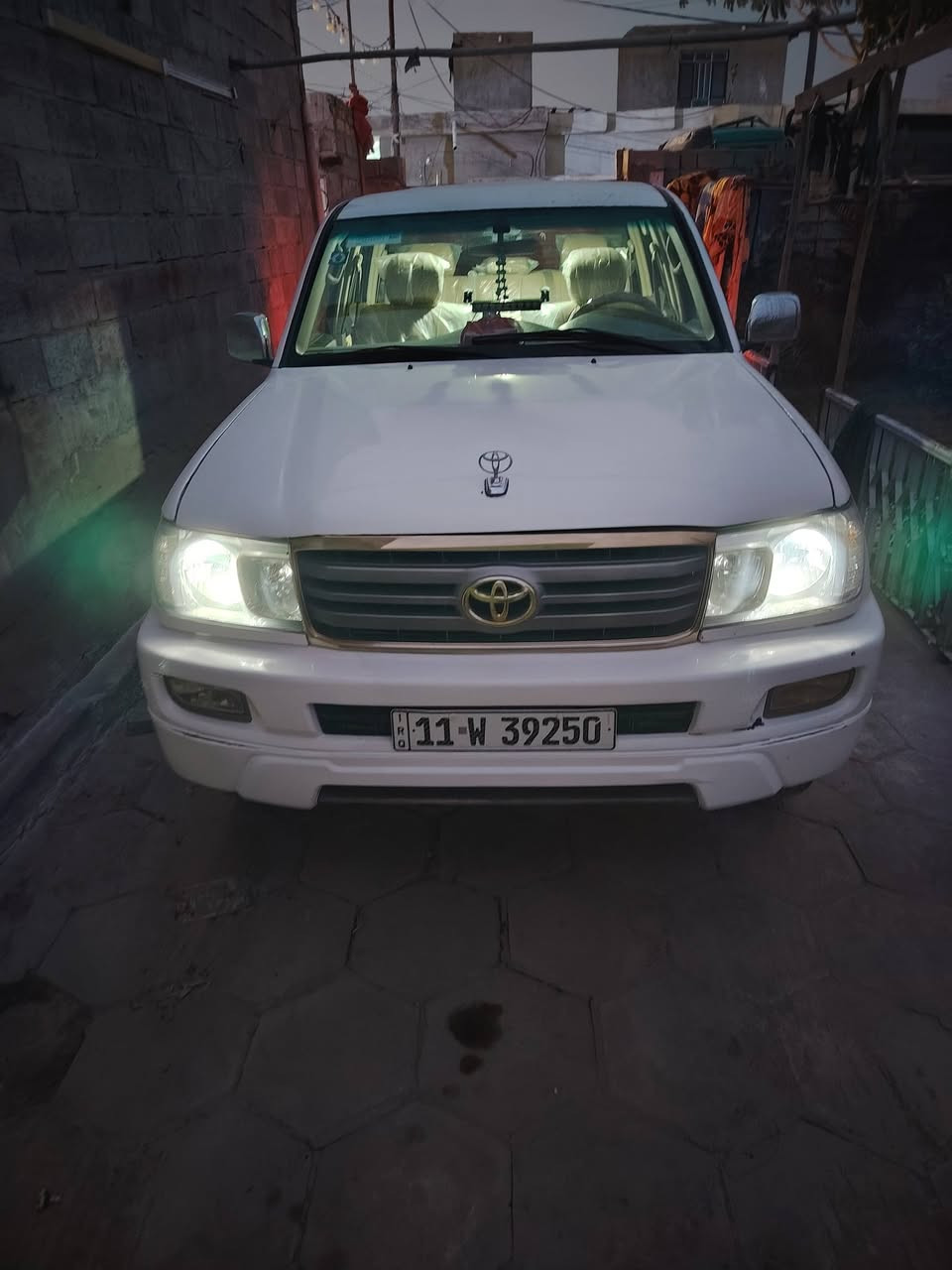 سلام عليكم سيارة لاندكروز مديل 2003 صبغ أحزام وتبديل قطعة جاملخ امامي فقط جنطة محدثة 7 رقم انكليزي بسمي سيارة مال بيت ونضيفة  كير عادي تفع 4٪4 مكينة 6 مكفولة كفالة عامية كير ومكينة سعر 130 وبيه مجال قليل ***********/==***********
