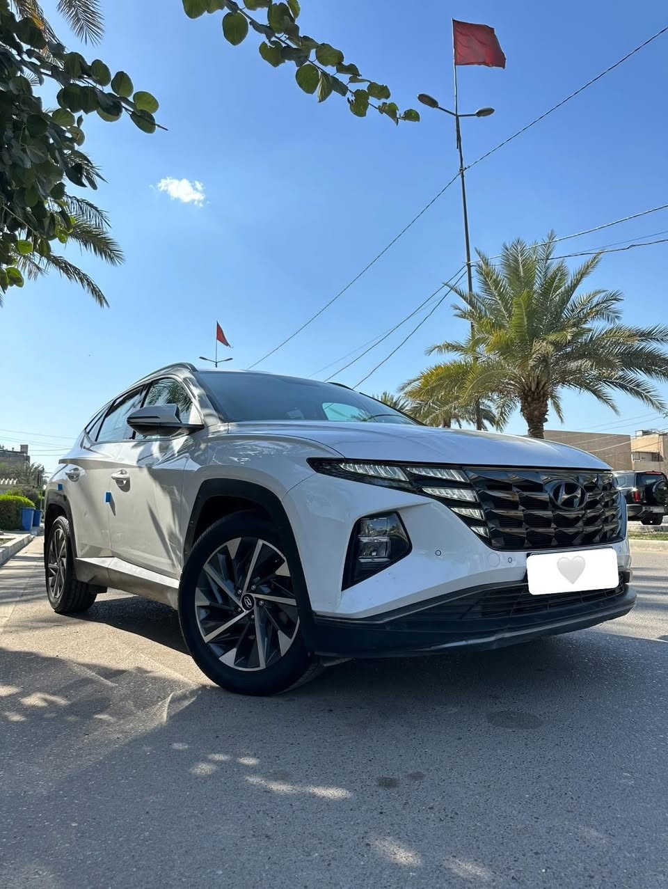 السلام عليكم توسان موديل 2022 خليجي
رقم إربيل بإسمي 
مكينة 2000  مواصفاتها معروفه  فول عدا البانوراما 
تبريد قطعتين 
لايتات زينون 
بلك لايت لد 
مانع انزلاق 
اوتو هولد 
شاشة كبيرة 
كار بلي 
تحكمات ستيرن 
اشاير بالمري 
مري شفط 
وبعد بيها مواصفاات 

اشاير ترحيب 
صار بيها طخه بل باب وجاملغ وتبدلن اصليات نفس اللون
السعر 190

للاستفسار ***********  
ومتواجد ع الواتساب
