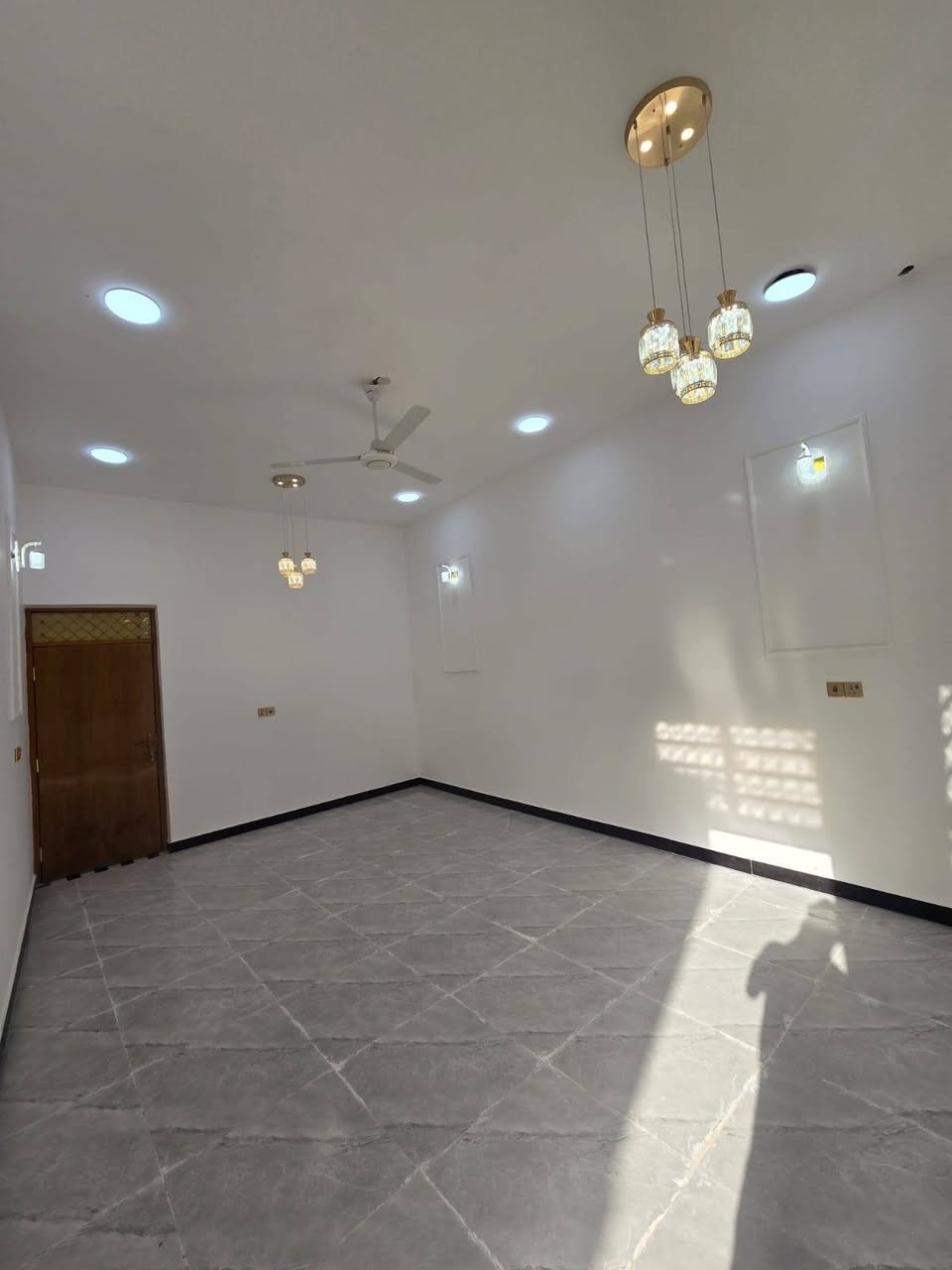 تفاصيل داخل الفيديو إلا ستفسار رقم الهاتف *********** يتوفر الدينا بيوت للبيع في ابي الخصيب كوت ثواني قريب من شارع الرئيسي السايدين الجو ساحه طالبه على شارع الرئيسي 14متر كل بيت يحتوي على 2غرف منام وصاله اوديوان اومبطخ اوكراج وحديقة بيت بناء جديد شغل دراجة أولى جميع الخدمات منطقة بيت جاهز للسكن قير مسكون تسليم مفتاح فول مواصفات طابو زراعي عراقي سند 25وكله ونسخه من طابو مباشر تكاتب معا ابو طابو عراقي سعر البيت الواحد 90مليون او قابل اللتفاوض مكان كلش حلوة
