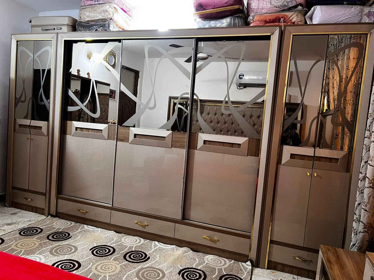 السلام عليكم
غرفة ملكية تركية للبيع…. نظيفة جدا مع ثنين ملحق بعدها حتى الجيس بيها 
ملاحظة بيها ضرر بسيط جدا بالدوشمة مال الجرباية. 
للاستفسار الاتصال على هذا الرقم
***********
