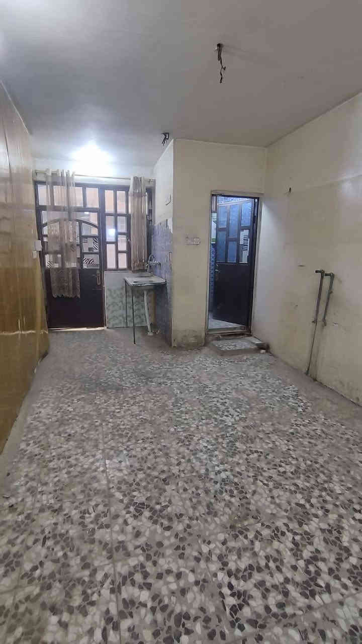 طابق ثاني معزول درج خارجي للإيجار في حي البنوك قرب مدرسة الفاروق يحتوي على صالة ومطبخ وغرفة نوم (يفضل عائلة صغيرة) للاستفسار ***********
