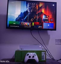 اكس بوكس • ٥١٢ جيجا • شاحن لاسلكي