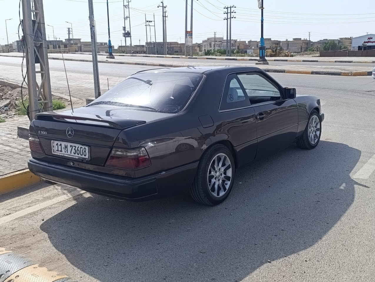 مرسيدس دب كوبيه
مكينة بلاد ٣٢٠ خراطيم نظيفة جدا
تبريد شغال
تخم تاير جديد ٨ طبقات
شاشه لمس ووجه جديد 
كامرا خلفية 
لايت زنون مع مازدات اصلية 
بك لايت محدث رياضي 
سنتر لوك يقفل ويفتح كل السيارة 
ريموت عن بعد
ويل ١٦
رقمها بغداد باسمي
 سنوية وهزة قبل شهر مجددها
كشن كهربائي بس وكف قبل فترة بسبب فيوز او فيشة متحركة لان جان شغال 
فتحة بس وكفت بيها عتلة
محدثة ٩٤
مسجل موديلها ٨٨
مصبوغة عام 
جام كهربائي بس الي وره السايق عطلانة
صدرها جيد 
دواخلها وسط
وعندي بيبان ٢ نظيفات جدا ضامهن احتياط
السعر ٧٥ ورقة ومجال قليل جدا
التواصل على الخاص 
الهاتف ***********
