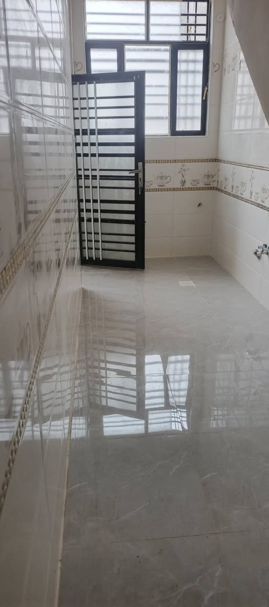 سلام عليكم دار للإيجار حي الامامين   مساحه 50 م طابقين جديد مطلوب عائلة صغيره يحتوي صحيات خارجيه البيت مدخلين استقبال ومطبخ وصحيات داخليه الطابق الثاني غرفتين نوم وصحيات الرقم ***********
