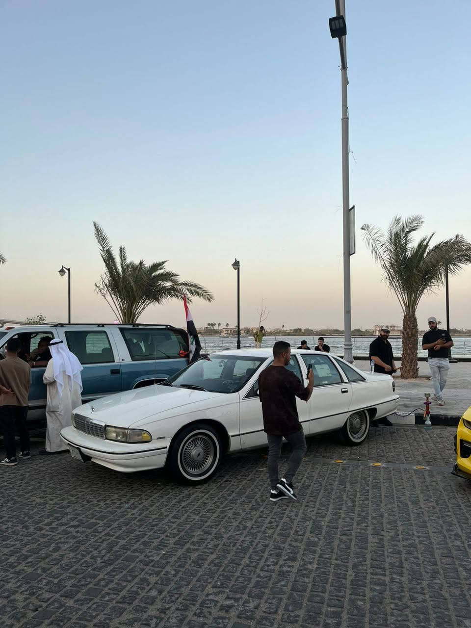 السلام عليكم شلونهم الشباب 
للبيع دولفين موديل ١٩٩٢ مكينه ٣٠٥ 
السيارة ماشية ٢٧٠ الف كيلو خليجيه 
مصبوغه عام للجماليه بدون ضربه بدون معجون كفالة شواصي لغود كهربائيات 
شباب السيارة بأسمي تحويل ثاني يوم رقم بصره مكاني البصرة الجبيلة 
السيارة كهربائياتها كلها شغاله حتى تحكمات الكشنات شغاله   
المكينة بيها تبخير خفيف ونشطه بشكل وانا مسافر بيها وناعمة وما عليها اي شي
عليها سستم صوت 
تخم تاير جديد خط ابيض 
حدادة جديدة 
گير جديد
كشنات جلد بلاد 
تبريد تدفئة شغال 
محولة فانات 
السيارة كلش نضيفه ما بيها خياس بالبدي عدا مكان واحد بس بيه شي قليل 
سنتر لوك ريمونت 
السيارة جاهزة ومال جناي وسفر وكاملة ع اخر شي ومصروف عليها هواي وماكو اختها بهيج موديل 
السعر ٧٠ وبيه شي قليل للشراي والجناي الشراي يتصل ويدلل 
رقمي ***********
