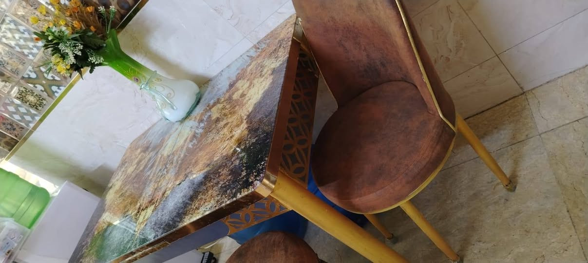 ميز طعام نضيف جدا ب٦٠ بالدوره ***********
