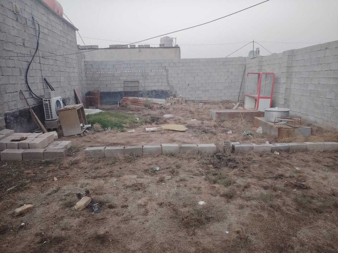 السلام عليكم بيت للبيع مع قطعة المساحة الكلية 325متر يحتوي على غرفه ومطبخ وصاله وصحيات ومنور وقف سني العنوان ابي الخصيب حمدان قرب جامع البرديه السعر 60 وبي مجال /***********
