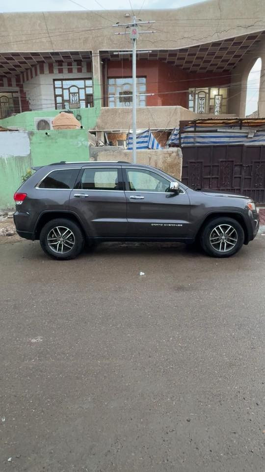 جيب لا ريدو موديل 2015 بأسمي سنويه مواصفاتها معروفه
فور ويل
بصمه تشغيل وابواب
صندوك شفط
تحكم ستيرن
شفتات 
كير طياره
حداديه صدر جيده جداً 
تخم تاير
مكينه وكير جيد جداً 
بيها اربعه قطع بدون دواخل لا شاصي ولا لغود 
تقرير من امريكا السياره فقط دعاميه مضروبه ايرباكات سالمه 
حادثها بلعراق 
السعر170 ورقه وبيها مجال بسيط الرقم***********
