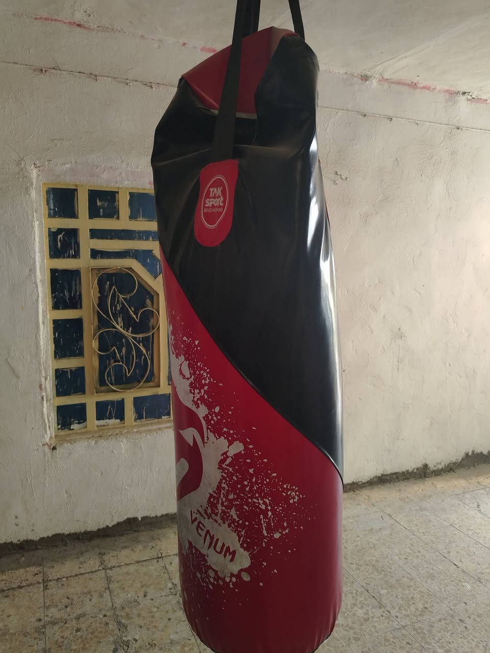 سلام عليكم كيس ملاكمه فينوم الأصلي معروف بل سوك شنو طوله متر وزنه 40 ثقيل وياه جفوف وحبل قفز ب 50 وبي مجال قليل مكان نجف بل كوفه ***********
