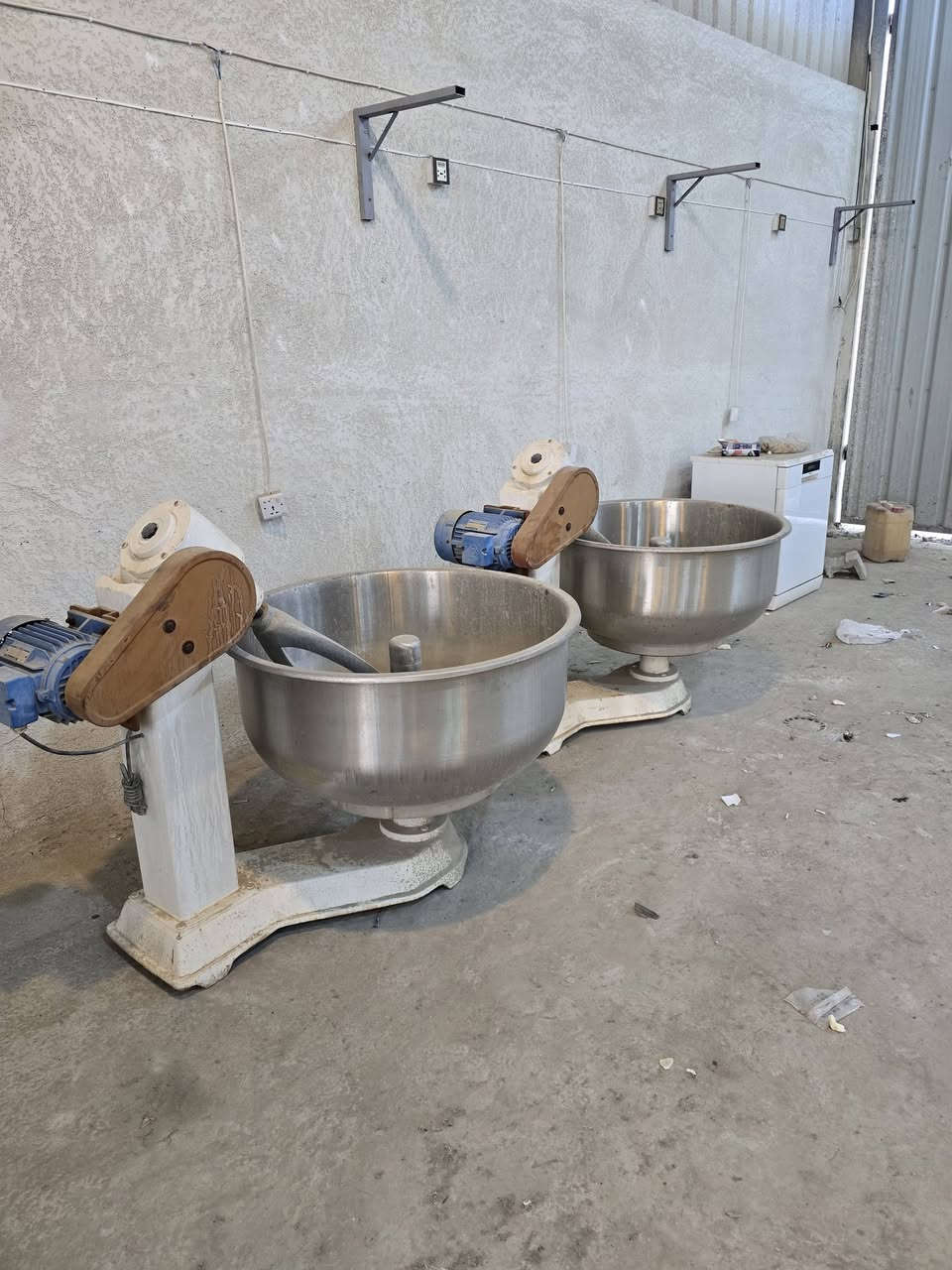 للبيع مخابز عدد ٢ بغداد اتصال ***********
