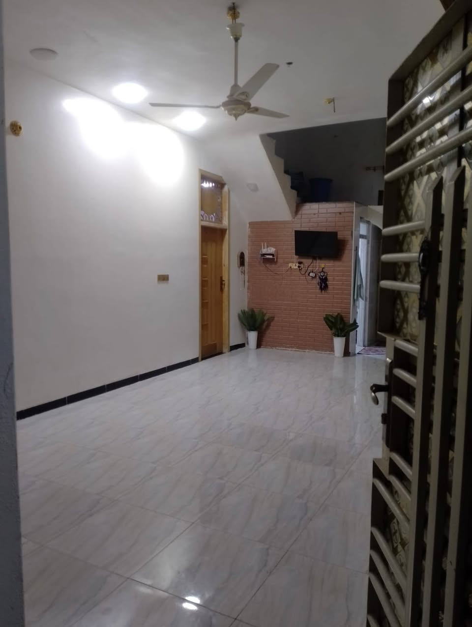 سلام عليكم بيت مساحته 200 متر موجمع نبيل شارع چفل بدايت موجمع
وجه ٧بيت جاهز غرفتين ٥في٥ صاله ٧ في٤ استقبال ٧في٤
صيحات  جوه وبره  مومو ١٠ طول وعرض متر ونص  صطح
فرشي صتاره كامله  ***********
