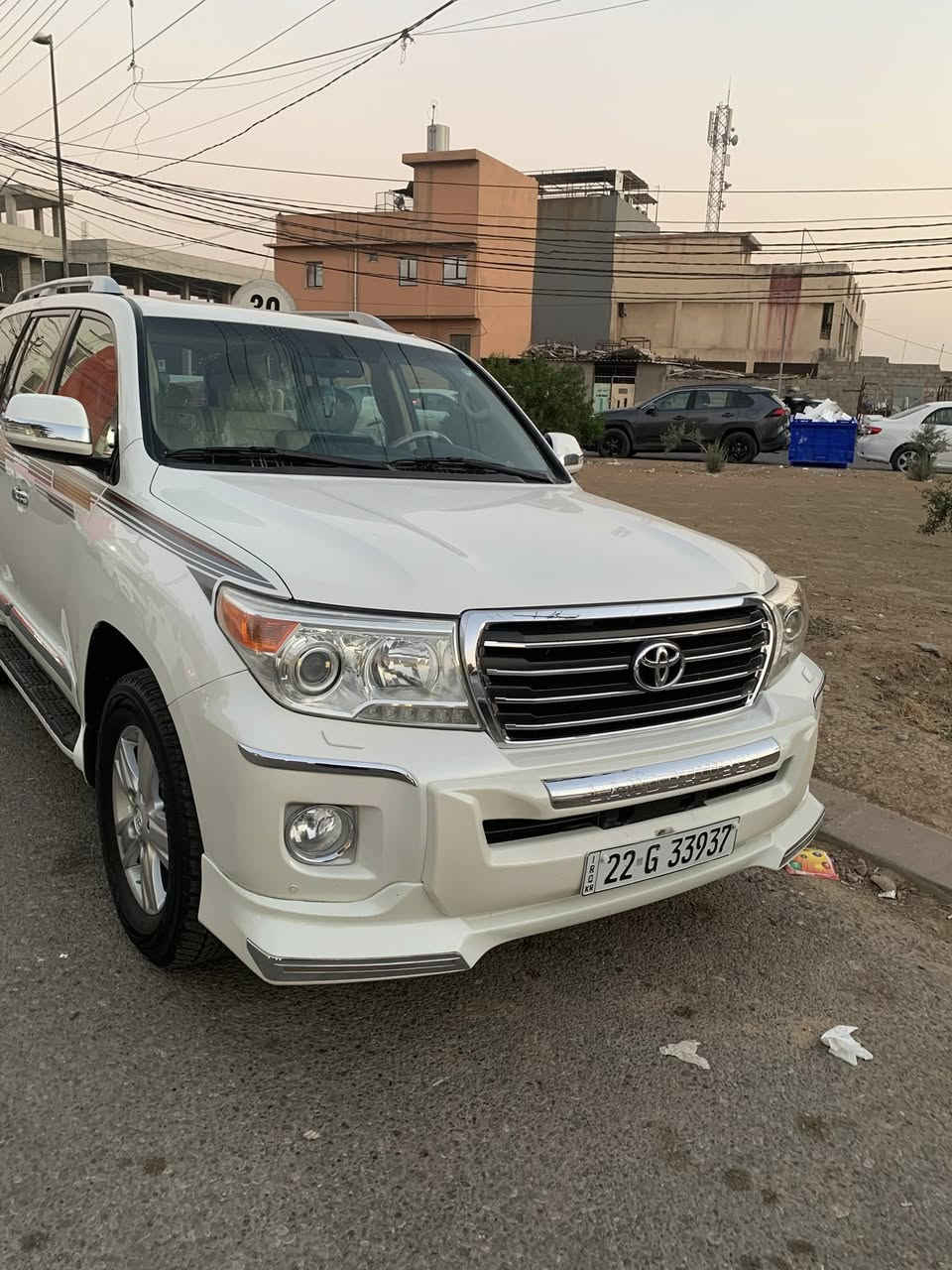 لاندگروز GXR موديل 2013 بدون صبغ بدون ضربة ماشيه 159 الف السعر 340 ورقة
