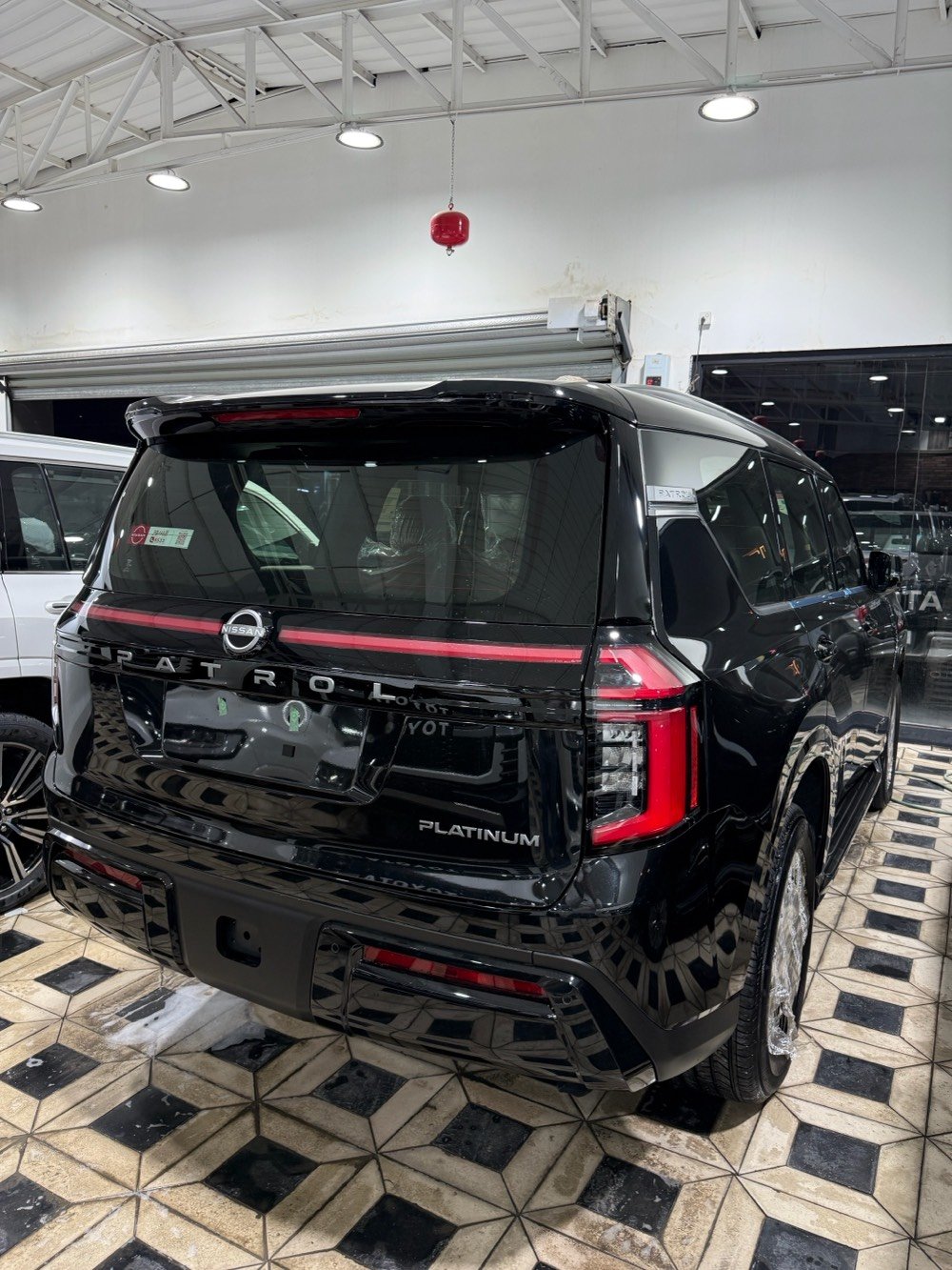 باترول بلاتينيوم اسود 2026 رقم بغداد (114 - مليون - رقم بغداد) فور ويل تشغيل عن بعد رادار تحديد مسار نقطه عمياء كراسي الامامية كهرباء وتبرد وتدفئة وذاكر ومساج ( تدليك) وبانوراما وجنطه كهربائية وحساس امامي خلفي ويل 20 انج وباقي مواصفات البلاتينيوم المعروفة 