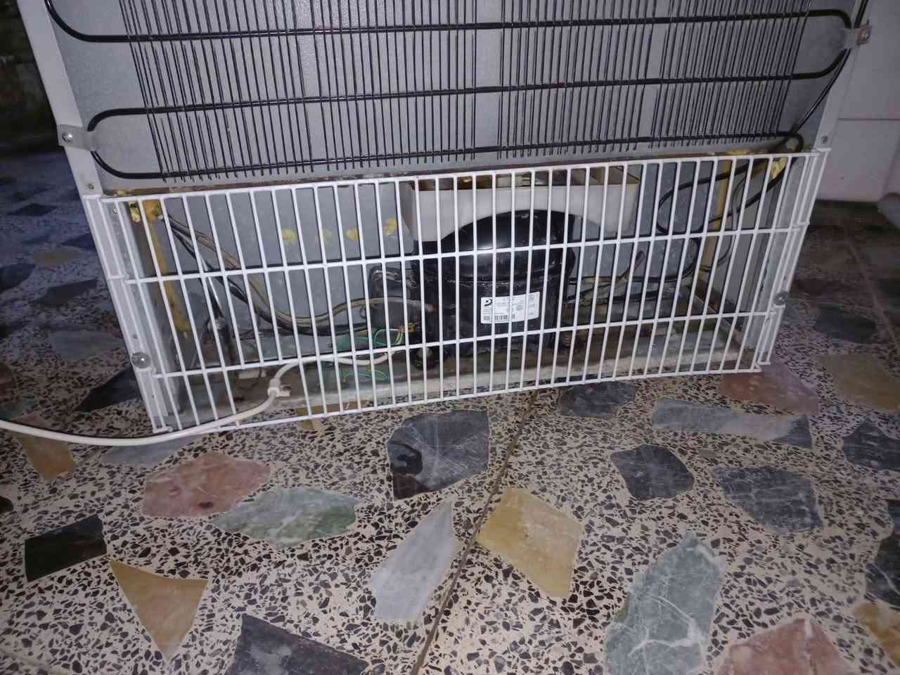 ثلاجه حجم كبير نضيفه جدا سعر ٢٠٠ الف قفل ***********
