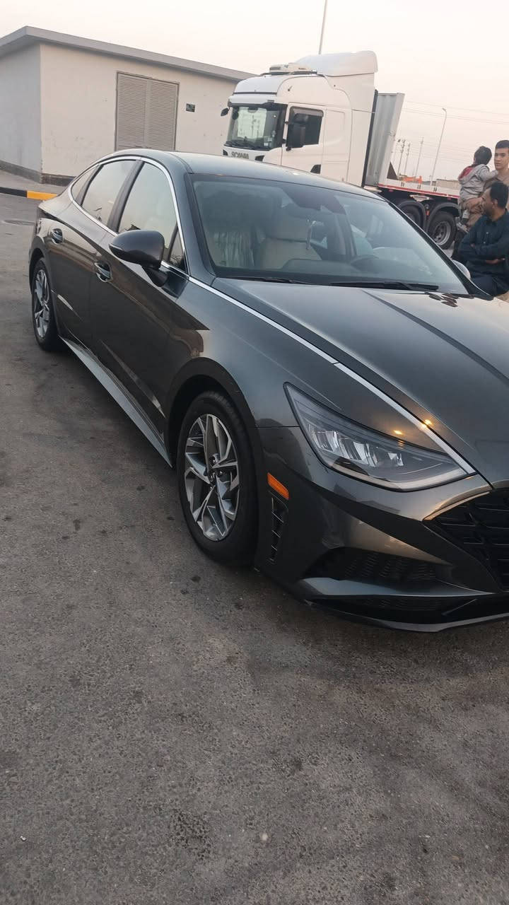 سوناتا موديل ٢٣
حادث بك لايت خلفي فقط بارد بدون ايرباك 
باقي كفاله عامه 
محرك كبير 
مواصفات كامله ماعدا فتحه 
استفسار ***********
