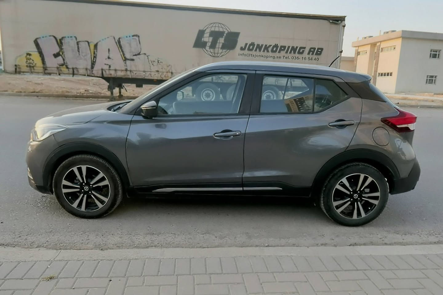 ​نيسان كيكس 2019 (Nissan Kicks SR) 
الموديل: 2019
​اللون: كحلي (نفتي)
​الفئة: SR (أعلى مواصفات)
​المسافة المقطوعة: 140 ألف كم
​المحرك والجير: بشرط الفحص
​🛠 حالة السيارة:
​بدون صبغ، بدون تعديل بارد، كلين تايتل (Clean Title) ✨
​صدر السيارة (الوجهية الأمامية) مجدد بالكامل حديثاً، السيارة جاهزة ولا تحتاج لأي مصاريف.
​السنوية (الهزة) والبيئة والطرق مجددة ولغاية 2031.
​السيارة باسمنا مباشرة (بشرط التحويل وبدون أي غرامات مرورية).
​🌟 أبرز المواصفات (Full Options - SR):
​كراسي جلد + تدفئة في المقاعد (كوشن هیتەر)
​كاميرا 360 درجة 📸
​رادار أمامي، خلفي، وجانبي (نقطة عمياء)
​نظام كبح تلقائي (Auto Brake)
​نظام مانع الانزلاق
​شاشة لمس متطورة
​📍 للاستفسار عن السعر ومزيد من التفاصيل، يرجى إرسال رسالة أو الاتصال.
***********
