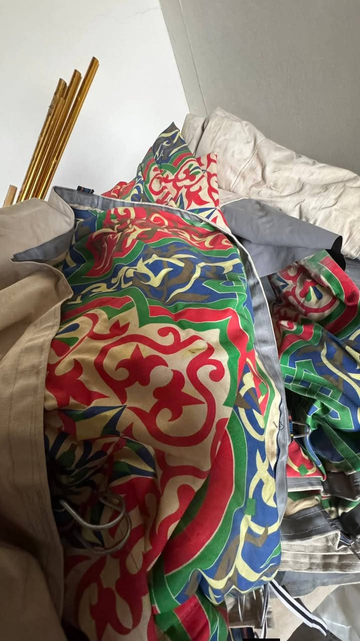 السلام عليكم ..للبيع چادر مناسبات عدد اثنين  وجديد مع الحديد كامل مع كراسي عدد٢٥٠ كرسي وطبلة عدد ٢٣٠ .قدر مشكل كبير ووسط عدد ١١ ..وصياني عدد ٣٠٠ وطباخ كبير وصغير عدد ١٢ ومغسل واحد  ..للتواصل  ***********
