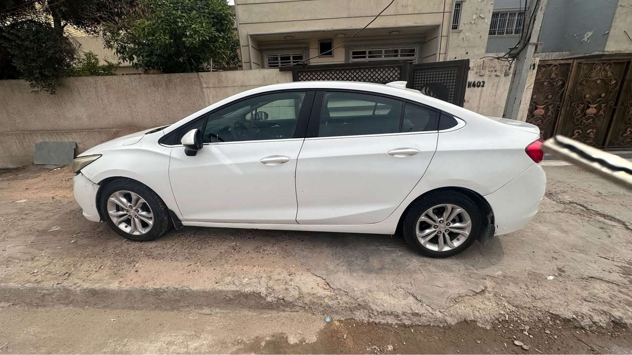 شوفرليت كروز 2019 سيارة وارد كندي سياره استخدامي شخصي رايدها ب95 وبيها مجال بسيط رقمها بغداد انكليزي مكاني السيدية سياره مصروف عليها هواي ومبدل بيها صدر وراديتر جديد علمود الصيف تبريد ثلج سياره والسياره شوفت عينكم نقصها بس دعامية تتبدل 
رقمي *********** بغداد, العراق

