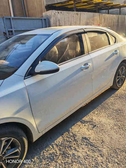 السلام عليكم كيا k3  موديل 2023 ماشيه 32 للبيع بيها شبر بارد الباب الي بصف السايق السعر 137 ورقه رقم بغداد ***********
