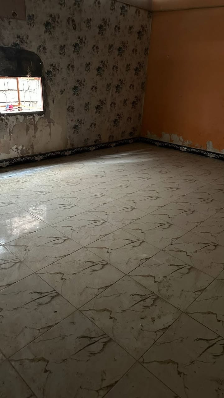 السلام عليكم بيت زراعي للبيع شارع الخردة قرب ملعب خماسي الشهداء بلفرع مال التحلية 200متر جينكو  السعر13وبي محال بسيط***********
