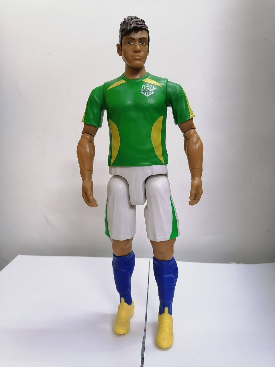 متوفر للبيع... شخصية  لاعب كرة قدم نيمار جونيور من مجموعة FC Elite. 
طولها  ( 30 سم).
مصممة لتشبه اللاعب النجم نيمار جونيور.
تحتوي على 16 نقطة مفصلية لوضعيات حركة متنوعة.
العلامة التجارية هي Mattel. 
للحجز والاستفسار مراسلة الصفحة على الخاص


**إذا كنت صاحب هذا الإعلان وتريد حذفه لأي سبب، رجاءا أرسل رسالة إلى الدعم الفني**