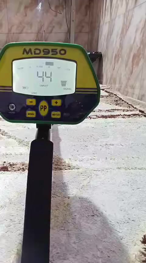 سلام عليكم جهاز كاشف الذهب للبيع نوعيه جيده شركه مريكيه بطاريات قابله للشحن بيه خاصيه عزل دبل ملف شراي يراسني ويتساب ادزله تفاصيل ***********
