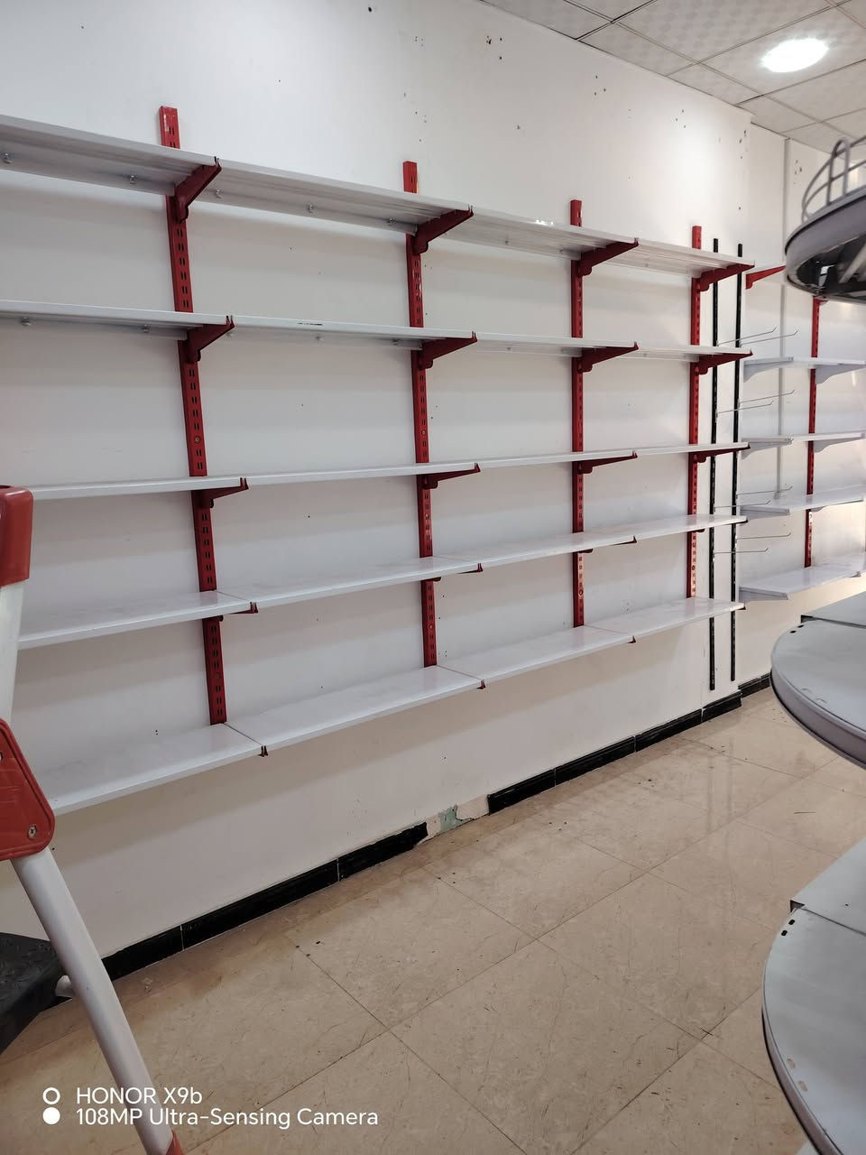 85 رف + 30 تريشة + رفوف عمودي عدد 4 + سلات استيل عدد 2  سفينة 3 متر+ ملحقاتها يعني تصير 4 متر مكتب ام دي اف + كراسي عدد 2 ابيع شلع 800 او بيهم مجال بصيط مكاني بصرة بريهة
*********** موجود واتساب
