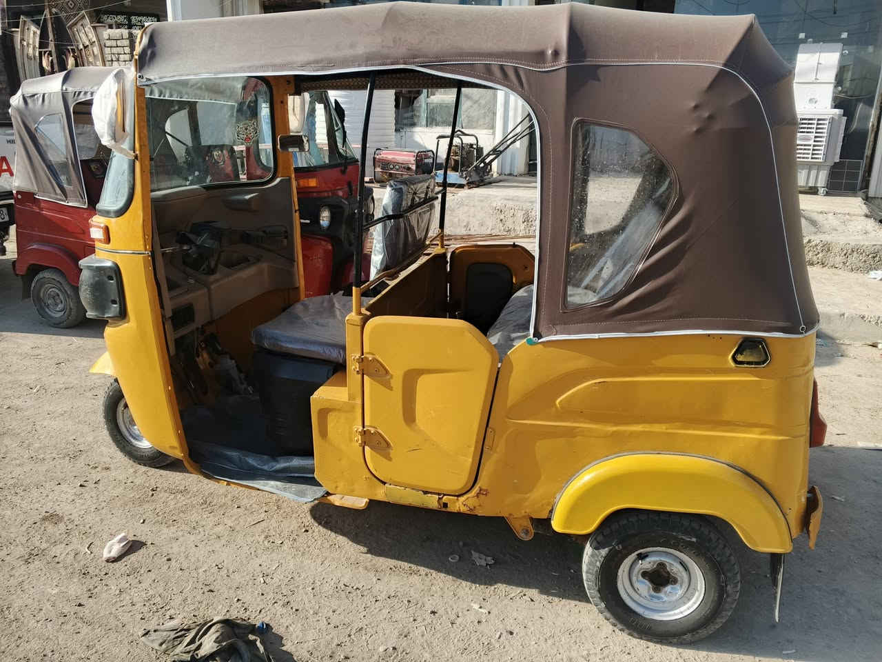 تكتك 22 كلشي بيها جديد الف متذب عليها مال جني كهربائيات جادر دوشمه بريك كلة جديد مصبوغه جمالية  تحويل ثاني يوم 
عنوان حي اور 
سعر 7300 بيها مجال قليل
***********
