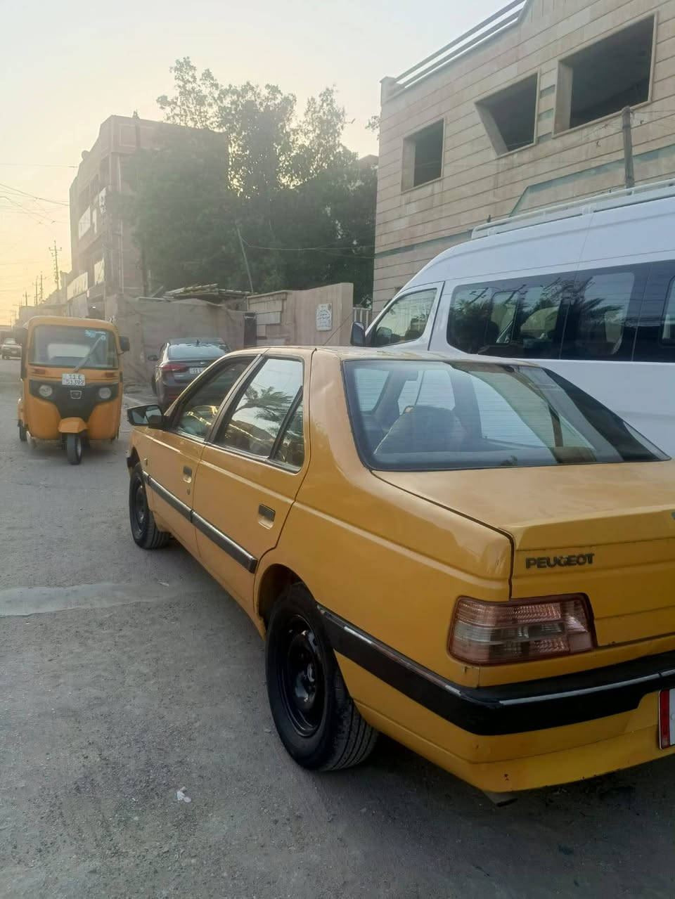 بيجو 405 موديل 13 رقم انكليزي باسمي سياره جاهزه تبريد شغال دوشمه كاعيه وكشنات محرك خير من الله 30 وبيها مجال الشراي يتصل مكاني بغداد الشعب ***********
