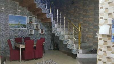 بناء البيت سنت 2018 بنيان جديد وجهته 10و النزل 6ونص مساحه 65 بناء كونكريت مسلح  ارضيه حصيره غرف 3 وصالتين مجمع صحي ومطبخ كله سيراميك وجبسن بورد 135 اقرب شي شارع الجسر  من شارع باته هم قريب عليه طابو صرف   السعر 135 نهيت النتصال على رقم ***********
