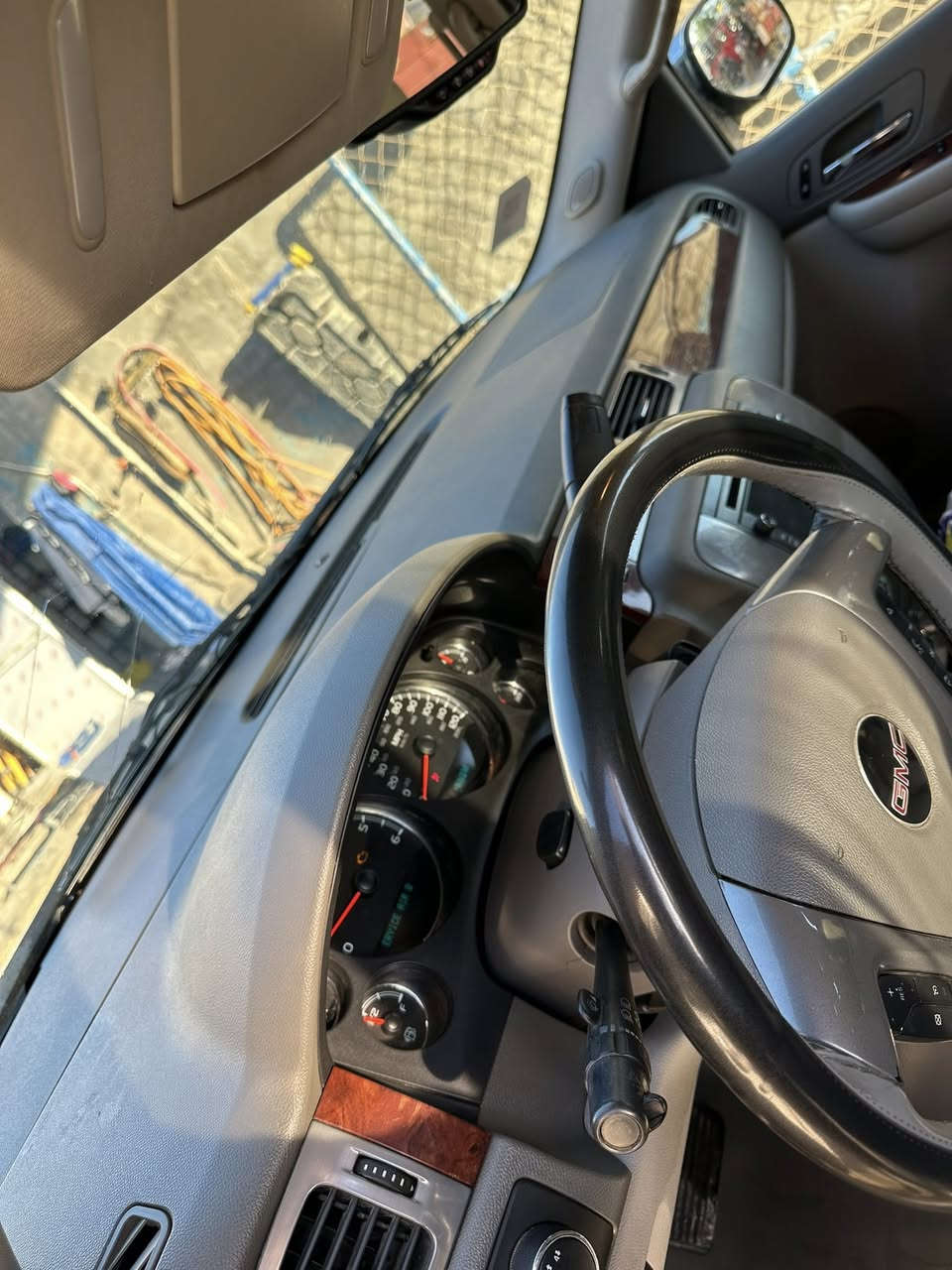 السلام عليكم 
GmC يوكن 
2009
باسمي  رقم سليمانيه السنويه 2027
بيها كتاب خروجيه دولي سنتين
مكفوله كفاله عامه فقط بارد بل باب قليل
كامل مواصفات SLT 
السعر 225 
العنوان العماره ميسان 
امداور أو وكاله ولأفضل مداور
***********
