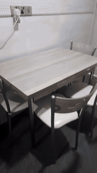 اللبيع قنفات جلد ماركه ميز طعام   ٤ كورسي  07517972433