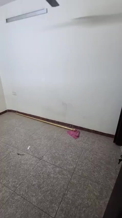 يوجد بيت ايجار الكراده أرضي مساحه 75متر، معزول غرفه وصاله مطبخ معزول خدمات السعر600الف بي، مجال عوائل فقط الكراده داخل قرب صيدليه ابن حياء للاتصال ***********
