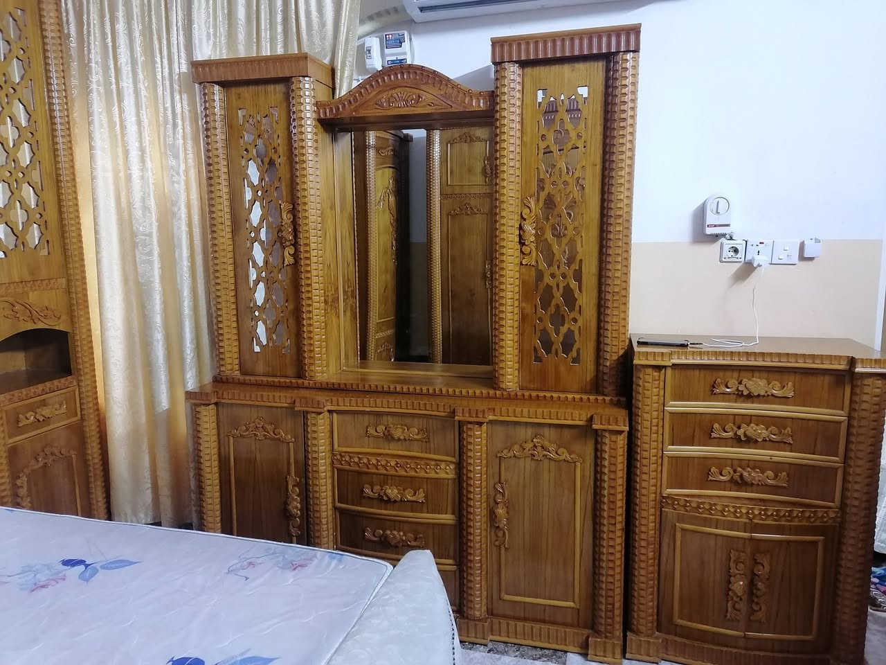 للبيع غرفه اخشاب فصال صاج 5ملم خارج داخل شرط السعر مليونين ***********
