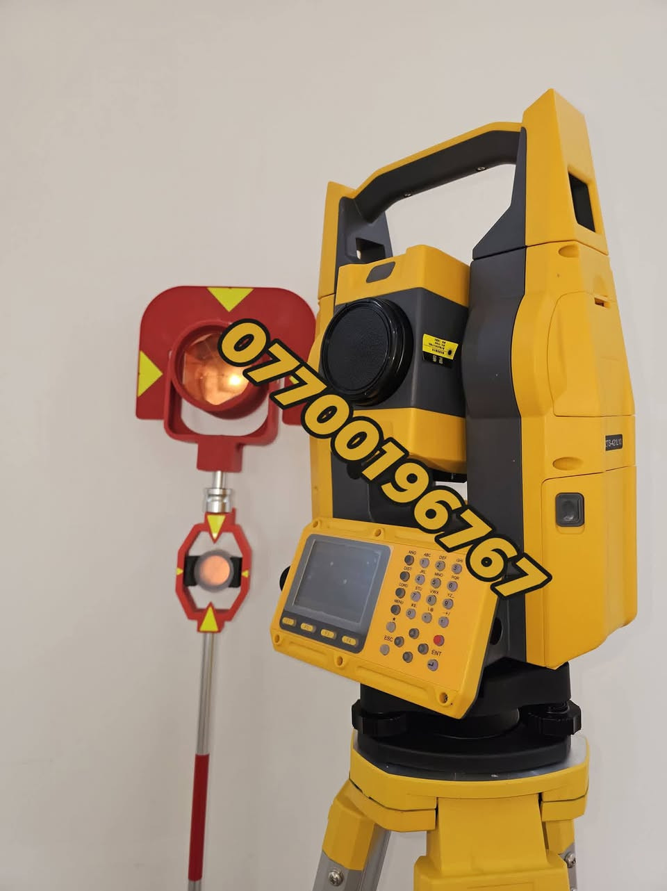 متوفر انواع توتال هایتارگیت 
***********
r1000-r800
2"
شاشە ملون 
دبل شاشە 
سعر مناسب جدا
جملە مفرد

تُعد محطة الرصد المتكاملة Hi-Target 420-421L10 جهازاً مساحياً متطوراً يتميز بدقة عالية وقدرات رصد بعيدة المدى، وهي مناسبة لمختلف أعمال الهندسة والإنشاءات والمناجم. 
إليك أبرز مواصفات الجهاز لعام 2026:
1. قياس المسافات (EDM)
المدى بدون عاكس (Reflectorless): يصل إلى 1000 متر بدقة 3 مم + 2 جزء في المليون.
المدى باستخدام المنشور (Prism): يتجاوز 6000 متر بدقة 2 مم + 2 جزء في المليون.
سرعة القياس: قياس سريع جداً يستغرق حوالي 0.3 ثانية. 
2. قياس الزوايا والتلسكوب
دقة قياس الزوايا: تصل إلى 2 ثانية (2").
قوة التكبير: 30X مع قطر عدسة شيئية يوفر رؤية واضحة.
المعوض (Compensator): نظام تعويض ثنائي المحور (Dual-axis) لضمان استقرار القياسات. 
3. الشاشة وواجهة المستخدم
الشاشة: شاشة ملونة عالية الدقة مقاس 2.8 بوصة (240x320 بكسل)، قابلة للقراءة بوضوح حتى تحت ضوء الشمس المباشر.
لوحة المفاتيح: مفاتيح أبجدية رقمية بإضاءة خلفية على الجانبين لتسهيل العمل الليلي.
مفتاح الزناد (Trigger Key): مفتاح سريع جانبي لأخذ القياسات بضغطة واحدة دون الحاجة للنظر إلى الشاشة، مما يزيد من كفاءة العمل. 
4. التخزين والاتصال
الذاكرة الداخلية: تتسع لحوالي 20,000 نقطة (وقد تصل في بعض الإصدارات إلى 80,000 نقطة).
نقل البيانات: يدعم نقل البيانات عبر USB وBluetooth، ويتوافق مع صيغ ملفات متعددة مثل DXF وTXT وCSV. 
5. المواصفات الفيزيائية والبطارية
البطارية: ليثيوم أيون بسعة 3000 مللي أمبير، توفر تشغيلاً مستمراً يصل إلى 18 ساعة.
الحماية: تصنيف IP65 أو IP55 (حسب الإصدار) لمقاومة الغبار والماء، مما يجعله مثالياً للعمل في الظروف المناخية القاسية.
نظام التشغيل: يعمل بنظام تشغيل في الوقت الفعلي (Real-time OS) لضمان السرعة والاستقرار. 
***********
