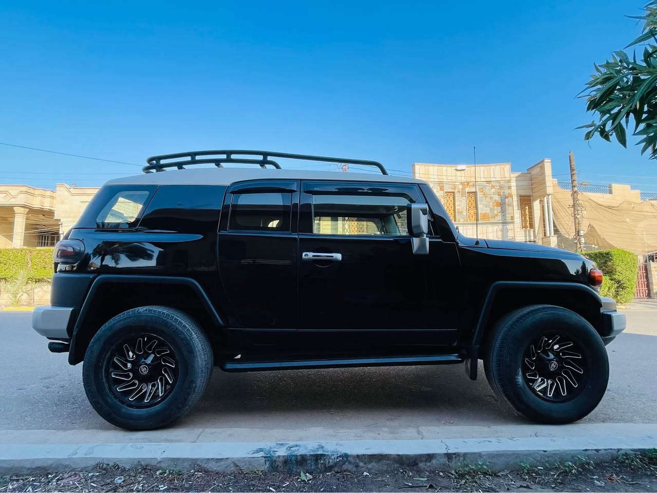 اف جي FJ 2007
سيارة فول فول مواصفات ( اي تراك + دفلوك + دفع رباعي 4*4 + دمام خلفي بلادي + بوصلة + شاشة + كاميرة وحساسات خلفية …..)
سيارة نظيفة جداً ( كير محرك صدر تبريد مكفولات )
وارد امريكي حادث جاملغ خلفي فقط 
السيارة صبغتها على ايدي وعندي فيديو قبل الصبغ
بجم وشواصي ولغود والخلفي كبس شركة
رقم انبار الجديد
السعر 133 ورقة
للاتصال *********** اتصال + واتس
بغداد السيدية بغداد, العراق
