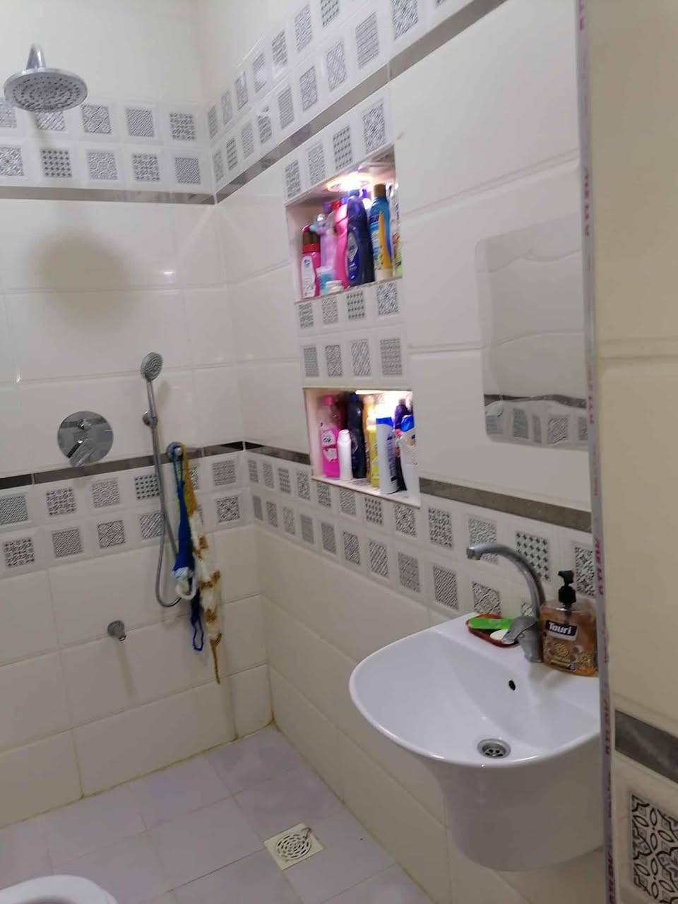 🏡 بيت للبيع في الصقلاوية (الشهداء الثانية) 🏡
**فرصة مميزة للسكن المباشر أو الاستثمار!**
بيت كامل المواصفات، بناء وتصميم حديث (**مفول ومرتب ترتيب كلش**)، وجاهز للسكن فوراً.
### 📍 الموقع:
 * **الصقلاوية** - منطقة **الشهداء الثانية خلف المدارس**.
### 📐 المساحة:
 * **120 متر مربع**.
### 📋 تفاصيل وتصميم البيت:
 * **المرونة والنظافة:** البيت بالكامل **مسرمك ونظيف جداً** وجاهز ما يحتاج أي مصاريف.
 * **الجهة الأمامية:** **طرمة كبيرة** وشرحة.
 * **الاستقبال والصالة:** صالة داخلية مميزة + غرفة استقبال ضيوف معزولة ومرتبة.
 * **غرف النوم (نظام طابقين):**
   * غرفة نوم في الطابق الأرضي (جوه).
   * غرفة نوم في الطابق العلوي (فوق).
 * **المطبخ:** مطبخ متكامل ومصمم بطريقة عملية.
 * **المرافق الصحية:** يحتوي على **2 حمام** (حمام بالطابق الأرضي + حمام بالطابق العلوي).
### 💰 السعر:
 * **85 مليون دينار عراقي** (وبيه مجال بسيط للشراي).
📞 **للاستفسار والتواصل أو لمعاينة البيت على أرض الواقع:**
 * يرجى مراسلتنا على الخاص 📩
 * أو الاتصال على الرقم: [***********]
