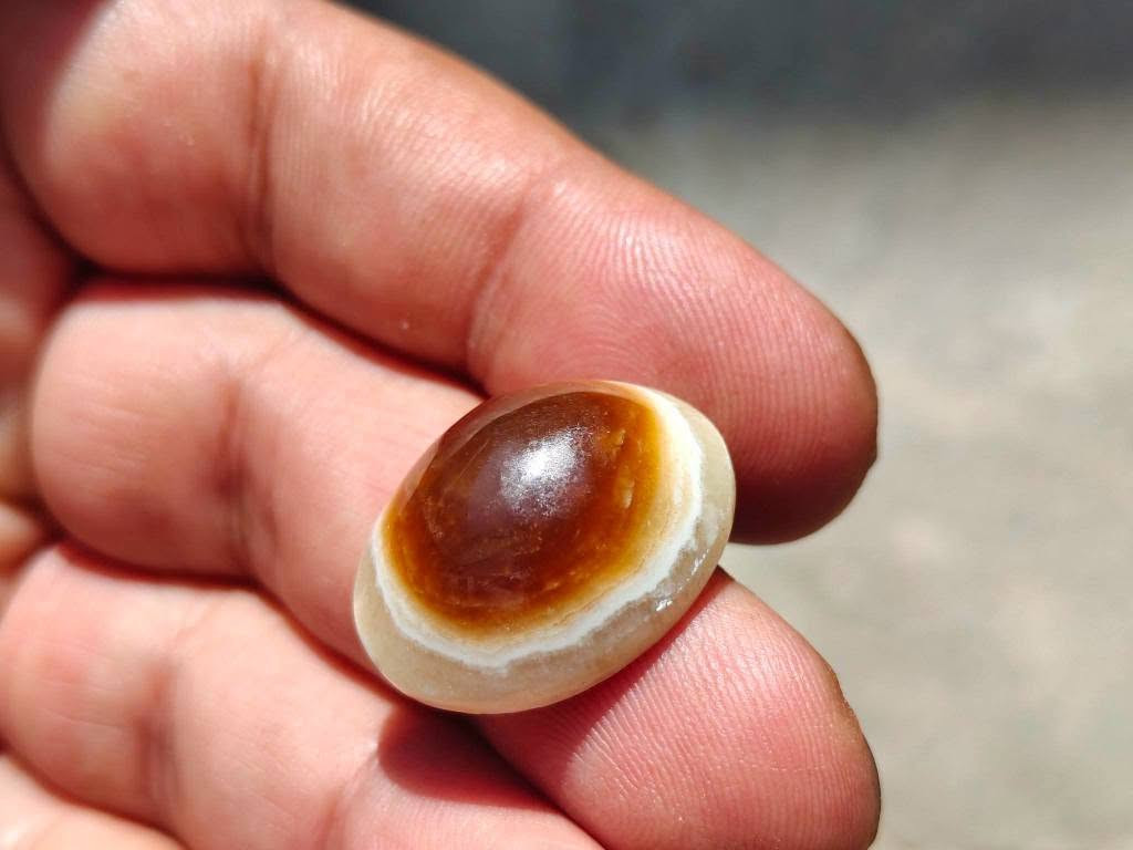تحفه مميزه من الجزع الطبيعي عين احمر شفاف حجم راهي السعر 40 الف للطلب *********** بغداد, العراق
