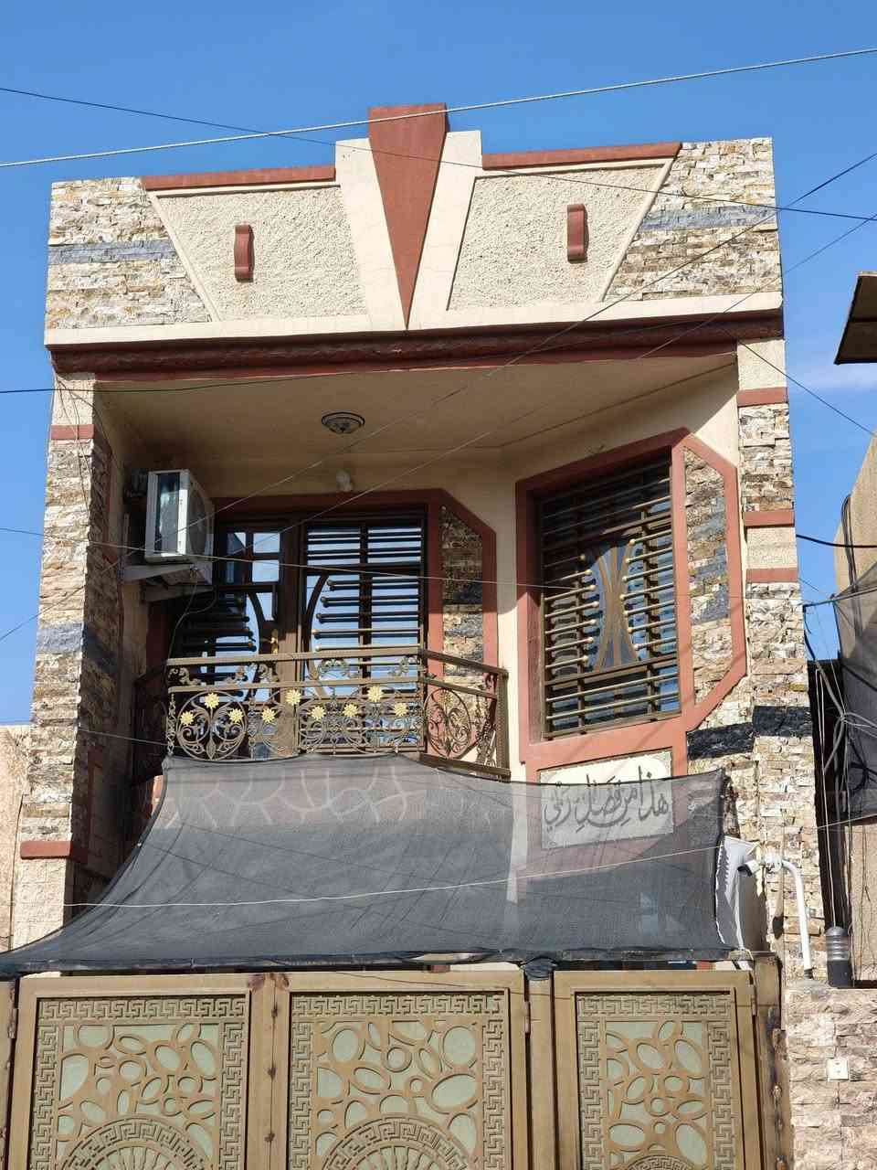 السلام عليكم 
عقار للبيع....🏠
مساحه البيت 100 متر 
واجهه 5 نزال 20
تفاصيل البيت:
الطابق الأرضي/ صاله استقبال كبيره ، حولي ، مطبخ مع الخدمات 
الطابق الثاني/ غرفتين نوم مع الخدمات 
الطابق الثالث/ مخزن مع سطحين+ بيتونه 
عنوان العقار 📌
بغداد حي الإعلام ، خلف سنتر الاعلام 
للاستفسار التواصل على الواتساب:
***********
