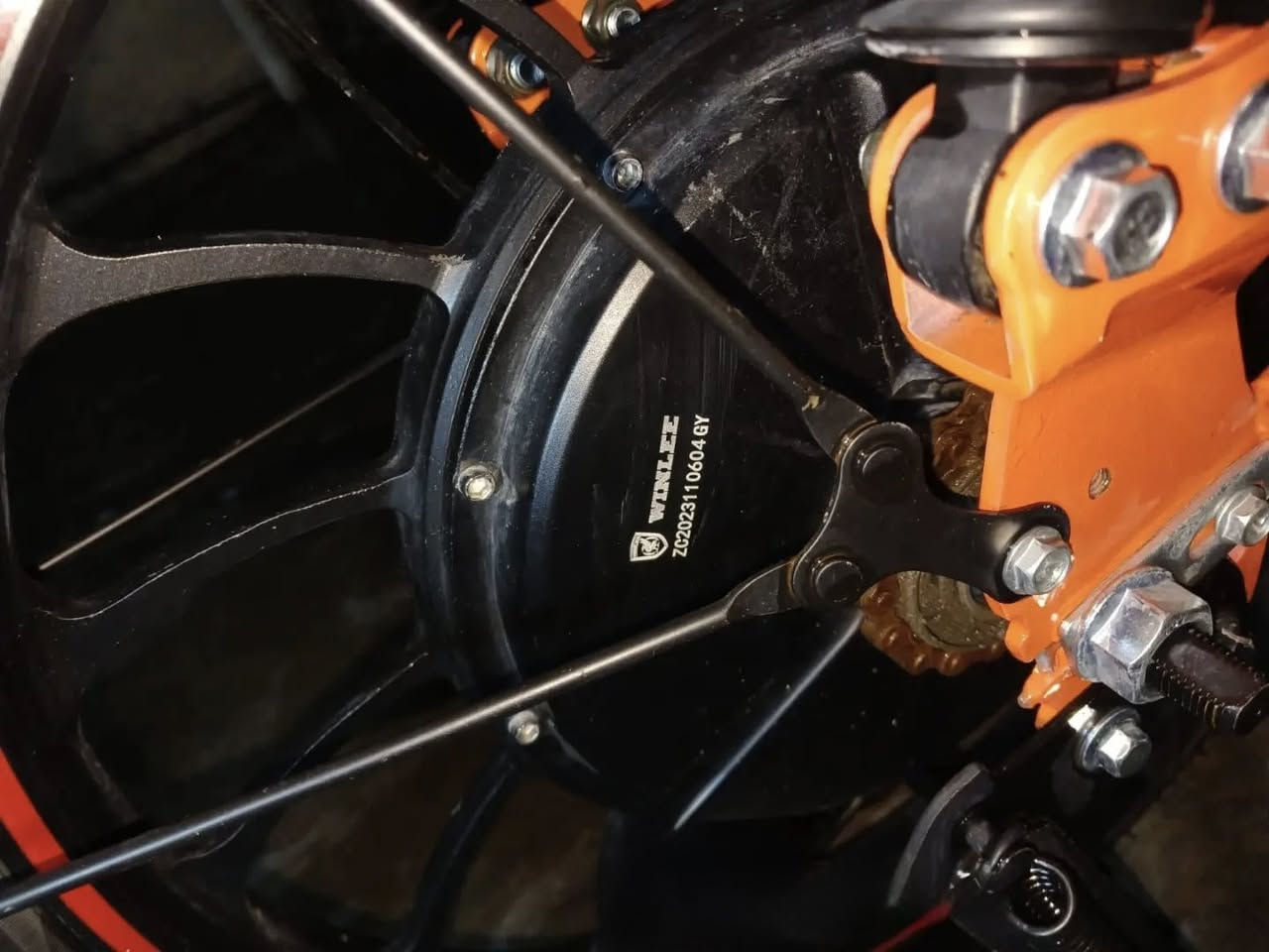 دراجه شحن للبيع موديل 2024 النوعيه ولي مختوم المواصفات 1: الدراجه أربعه سرع السرعه القصوى 78 
2: الدراجه تحتوي على ثنين سويجات 
3: اشاير يمين يسار شغاله 
4: لايت شغال 
5: هورن شغال 
6: خمس بطاريات نضيفه وجديدات 
7: أربع دبلات كبار 
8: الدراجه حجم 20 
9: الدراجه نضيفه كلش وما بيها أي عيب او عطل فقط الجاملغ الخلفي مكسور 
العنوان الشعب حي التجار 
رقم الهاتف : ***********
