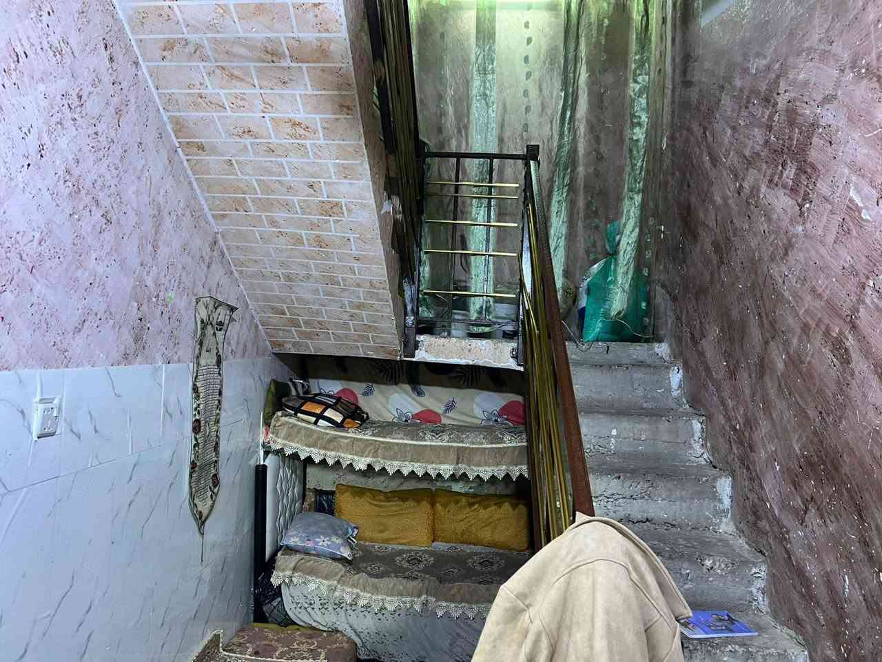 بيت للبيع المساحه 108متر
الواجه 8والنزال 13 مدخلين للبيت 
غرفة نوم وحده  ترك على عرض البيت استقبال  حولي  مطبخ 
خدمات داخليه وخارجيه 
البيت زراعي خدمات كامله 
المكان كفائات شهداء السيديه 
موقع قريب الشارع التجاري 
 وات ساب او اتصال مع صاحب الدار ***********
