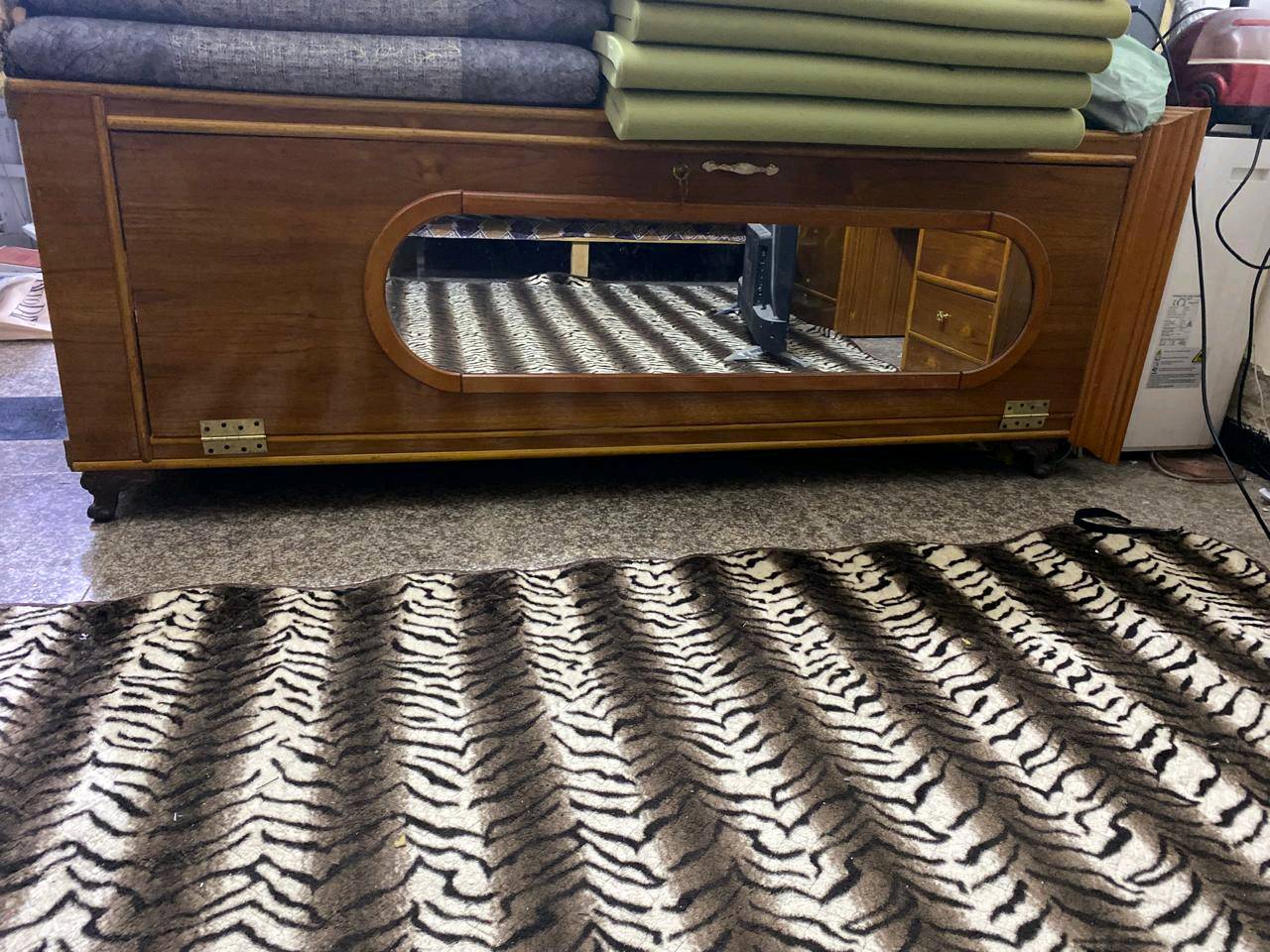 

غرفة صالة جميلة للبيع تتكون من 3 كنتورات كبيرة وكنب مريح و5 طاولات خشبية منجدة بديكور رائع. الخشب بلمعان مميز وتصميم أنيق يتناسب مع مختلف الديكورات الداخلية. الغرفة تشمل أيضًا جهاز خياطة صناعي. جميع الأغراض بحالة ممتازة.