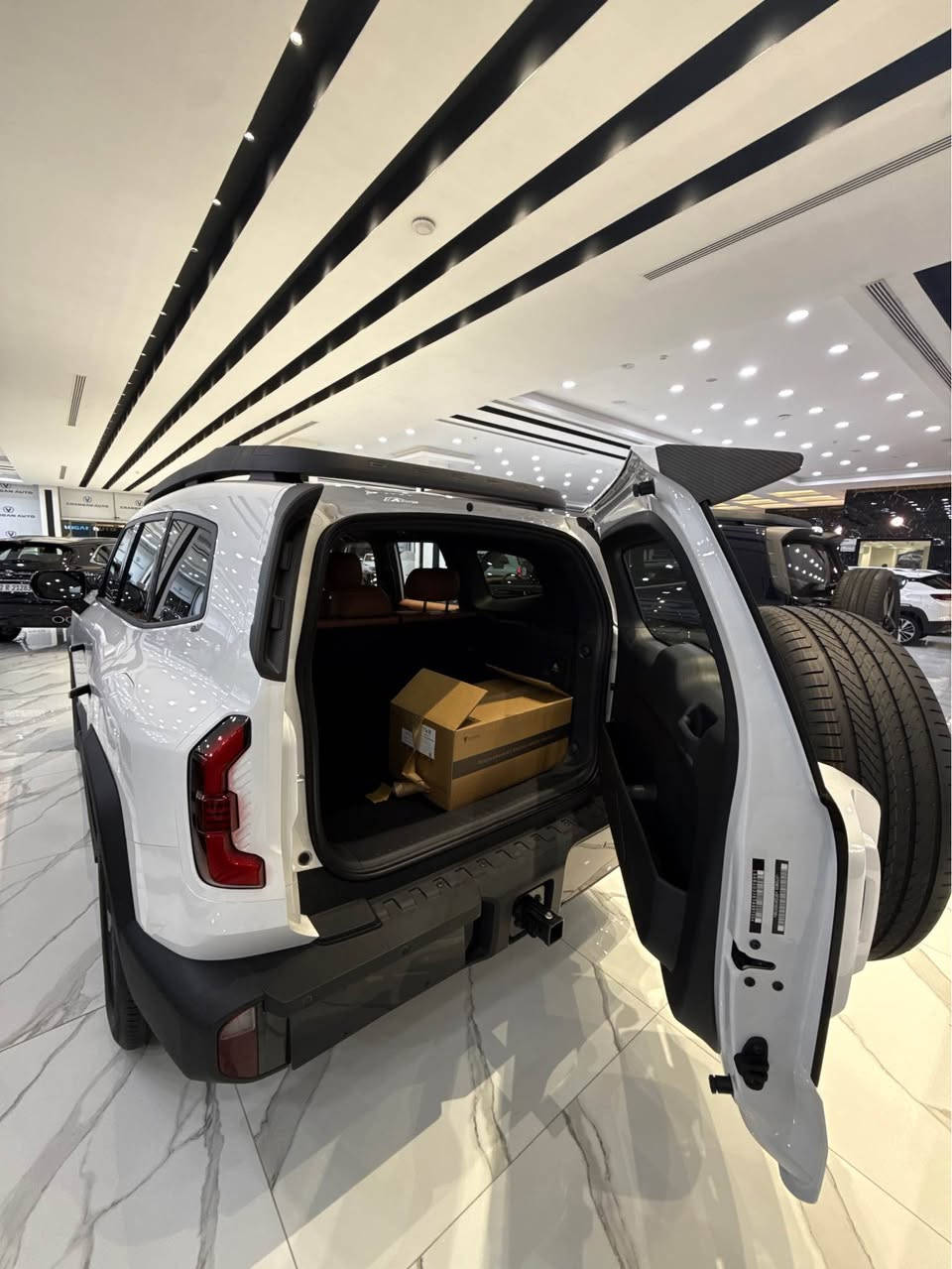 إليك مواصفات سيارة شانجان ديبال G318 (Changan Deepal G318) بشكل مفصل — هي SUV هجينة بمدى ممتد (EREV) بتصميم قوي وتجهيزات متقدمة:  ￼

🚙 المحرك ونظام الدفع
 • نوع السيارة: SUV كهربائية بمدى ممتد (EREV) — نظام هجين كهربائي مع محرك بنزين كمولد.  ￼
 • المحرك البنزين: 1.5 تر توربو (للمدى الممتد).  ￼
 • المحرك الكهربائي: نظام مزدوج (أمامي + خلفي) بقوة إجمالية 423 حصان تقريبًا (≈424 حصان).  ￼
 • العزم: حوالي 572 نيوتن·م.  ￼
 • ناقل الحركة: E-CVT (سرعة واحدة إلكترونية).  ￼
 • الدفع: دفع رباعي (4WD).  ￼
 • تسارع 0-100 كم/س: حوالي 5.9 ثانية في النسخ القوية.  ￼
 • السرعة القصوى: حوالي 185 كم/س.  ￼

🔋 البطارية والمدى
 • بطارية: حوالي 35.07 كВт·س (بطارية LFP).  ￼
 • شحن سريع: دعم لشحن 30 – 80 % في وقت قصير (مثلاً ~15-30 دقيقة حسب المصدر).  ￼
 • مدى كهربائي كامل: قد يصل إلى حوالي 140-190 كم (حسب نمط القيادة والسوق).  ￼

📏 الأبعاد
 • الطول: ~5125 مم.  ￼
 • العرض: ~2025 مم.  ￼
 • الارتفاع: ~1950 مم.  ￼
 • قاعدة العجلات: ~2880 مم.  ￼
 • خلاء الأرض (Ground Clearance): ~210 مم.  ￼
 • حجم الصندوق: حوالي 818 لتر.  ￼

🛋 التجهيزات الداخلية
 • شاشة وسطية كبيرة 14.6 إنش (دوارة).  ￼
 • نظام صوتي 16 سماعة.  ￼
 • مقاعد أمامية قابلة للتبريد مع مساج.  ￼
 • شاحن لاسلكي 50 W.  ￼
 • كاميرات 540° لإظهار محيط السيارة.  ￼
 • مفتاح ذكي، بلوتوث، ، نظام ترفيه متصل (4G, Wi-Fi).  ￼
 • أنظمة مساعدة ذكية: حساسات وقوف، مستشعرات ضوء ومطر.  ￼

🛡 السلامة وأنظمة القيادة
 • وسائد هوائية للسائق والركاب + جانبية .  ￼
 • نظام تثبيت السرعة التكيفي (Adaptive Cruise Control – ACC).  ￼
 • نظام تثبيت على الطريق، مراقبة النقطة العمياء، التنبيه عند مغادرة الحارة.  ￼
 • أنظمة ABS, EBD, ESP, HAC, HDC, TSC.  ￼

💡 الخلاصة

شانجان ديبال G318 هي SUV هجينة كهربائية بمدى ممتد (EREV) قوية الأداء، مناسبة للطرق العادية والوعرة، مع تجهيزات داخلية وتجهيزات ذكية كبيرة وتكنولوجيا حديثة في هذه الفئة السعرية.   
للاستفسار اكثر زياره موقعنا الكائن 
بغداد /سريع الدوره /محاور محطه وقود شواطئ دجله 

***********
*********** بغداد, العراق
