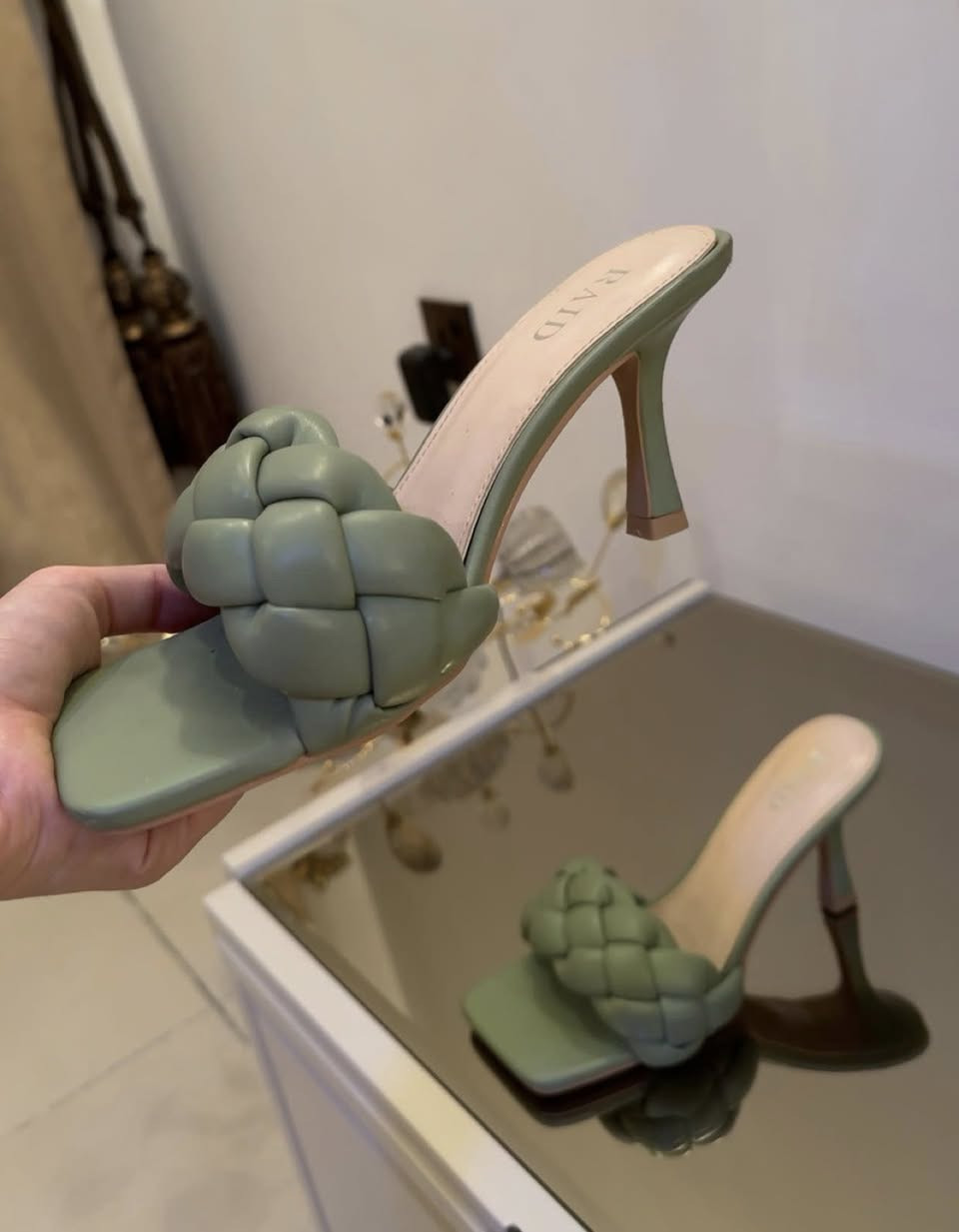 مرحبا بنات عندي هذا سليبر يلبس قياس 37
 مستعمل قليل ونظيف جداً ابيعه على 15 اخذته ب55 يورو من موقع RAIDصناعة بريطانية


**إذا كنت صاحب هذا الإعلان وتريد حذفه لأي سبب، رجاءا أرسل رسالة إلى الدعم الفني**