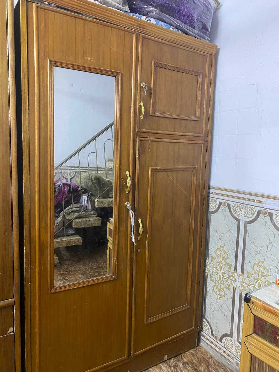 ياالله السلام عليكم غرفه نوم خشب 3 قطع ميز تواليت و جربايه جديده اخذتها قبل شهر جبيره ام نفر ونص  و كنتور 3ابواب بغداد الشعب ***********رقم سعر خاص
